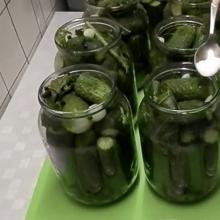 Ropogós ecetes uborka üvegekben: egyszerű és ízletes téli receptek mindenkinek